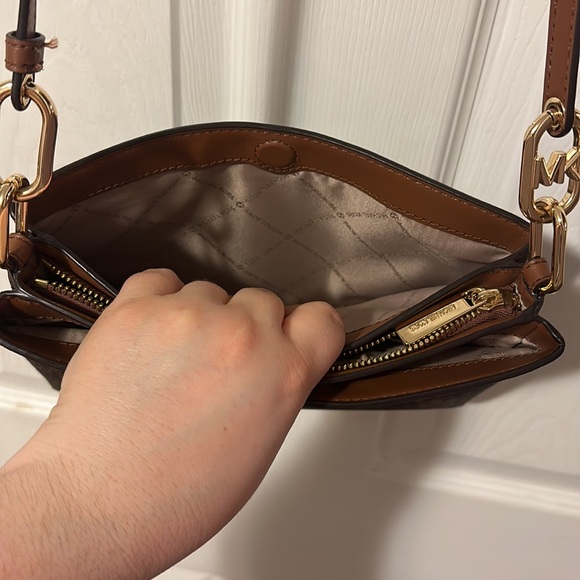 Michael Kors Crossbody ❤️ - Picture 14 of 15